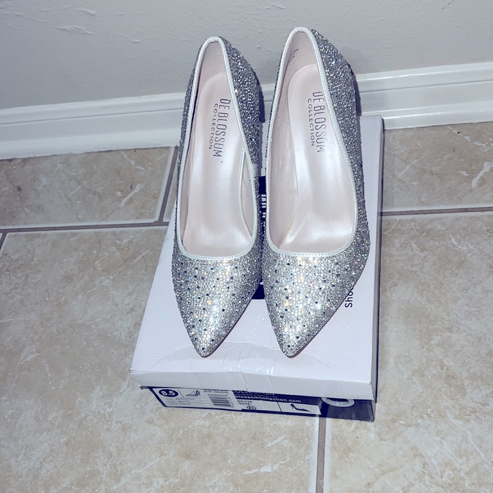 De Blossom White Size 8.5